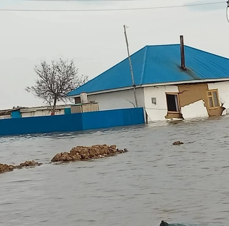 Жители затопленных дач в Актобе не согласны с размером компенсаций